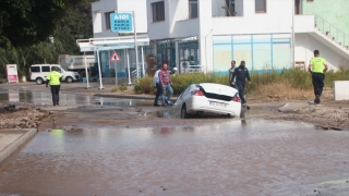 Bodrum’da otomobil içme suyu hattı çukuruna düştü