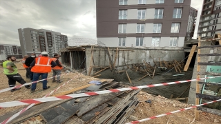 İzmir’de beton kalıbının çökmesi sonucu bir inşaat işçisi yaralandı