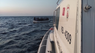 İzmir açıklarında Türk kara sularına itilen 25 düzensiz göçmen kurtarıldı