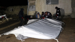 Erzurum’daki depremde evleri hasar görenler geceyi çadırda geçirecek