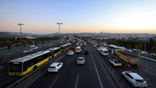 İstanbul’da ara tatilin ardından ilk iş gününde trafik yoğunluğu yaşanıyor