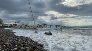 Bodrum’da bir tekne kuvvetli rüzgar nedeniyle karaya oturdu