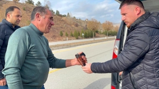 Sivas’ta muhtarın düşürdüğü tabancayı yoldan geçen sürücü buldu