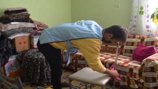 Kütahya’da liseliler bakıma muhtaç engelli kadının evini temizledi