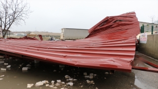 Kastamonu’da fırtına nedeniyle uçan çatı, alışveriş merkezinin otoparkına düştü