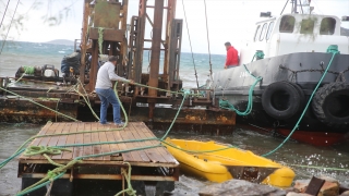 Bodrum’da fırtına nedeniyle bir tekne karaya oturdu, bazı iskeleler zarar gördü