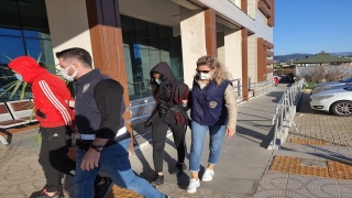 İzmir’de yol uygulamasında durdurulan otomobilden uyuşturucu çıktı, 2 kişi tutuklandı