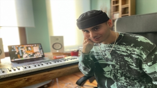 Genç müzisyen Onur, yaptığı eserlerle müzik dünyasında yeni bir tür oluşturmak istiyor