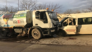 Kocaeli’de işçi servisi ile temizlik kamyonunun çarpıştığı kazada 8 kişi yaralandı