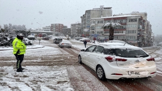 Sinop’ta kar yağışı trafikte aksamalara neden oluyor