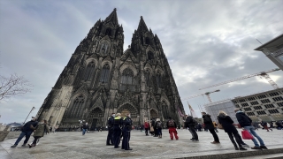 Tarihi Köln Katedrali’nde Kovid19 aşısı olmak isteyenler uzun kuyruklar oluşturdu