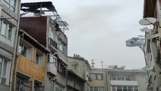 Fatih’te bir apartmanın teras katında çıkan yangın hasara neden oldu
