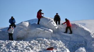 Kars’ta ”Sarıkamış Şehitleri”ni temsilen kardan asker heykelleri yapılıyor