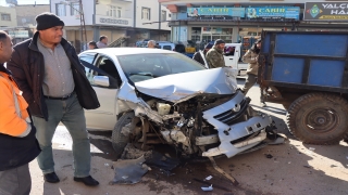Kilis’te 4 araca çarpan otomobilin sürücüsü yaralandı