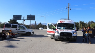 Burdur’da hafif ticari araçla çarpışan ambulansın sürücüsü yaralandı 