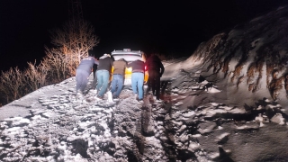 Bingöl’de karda mahsur kalan 6 kişi donmak üzereyken kurtarıldı
