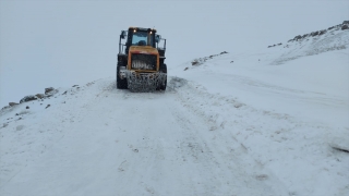 Erzurum’da yolu kardan kapanan mezrada fenalaşan hastanın imdadına ekipler yetişti