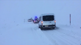 Van’da ekipler yolu kardan kapanan mahalledeki hamile kadın için seferber oldu