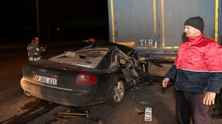 Sancaktepe’de tır ile çarpışan otomobildeki 2 kişi ağır yaralandı