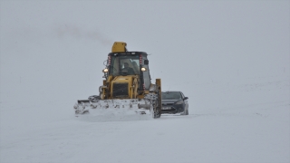 Kars’ta kar ve tipi yüzünden yolda mahsur kalan 2 öğretmen kurtarıldı