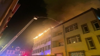 Kastamonu’da kamu kurumlarının bulunduğu binadaki yangına müdahale ediliyor