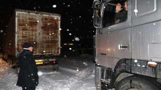 Van’da kar ve tipi nedeniyle yolda mahsur kalan tır sürücülerine sıcak yemek ikramı