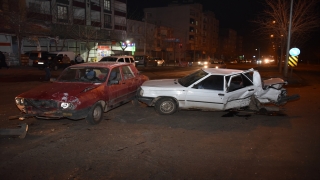 Şanlıurfa’da 3 otomobilin çarpıştığı kazada 4 kişi yaralandı