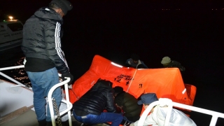 Balıkesir açıklarında Türk kara sularına itilen 28 düzensiz göçmen kurtarıldı