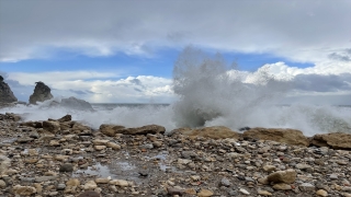 Bartın’da şiddetli rüzgar 4 metreyi aşan dalgalar oluşturdu
