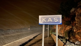 Antalya Kaş’ta kar yağışı etkili oluyor 