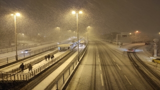 İstanbul’da kar yağışı ulaşımda aksamalara neden oluyor
