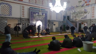 Arnavutköy’de yollarda mahsur kalan vatandaşlar camilerde misafir ediliyor