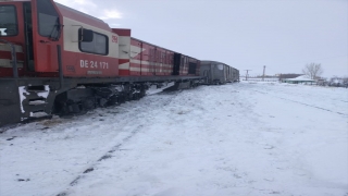 Erzincan’da yük treni raydan çıkınca Turistik Doğu Ekspresi bir süre bekledi