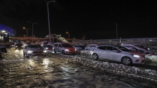İstanbul’da kar yağışı nedeniyle kişi araçlarında mahsur kaldı