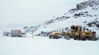 Antalya’da kar ve tipide mahsur kalan 5 kişi kurtarıldı