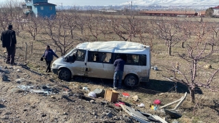 Niğde’de tarım işçilerini taşıyan minibüs devrildi, 14 kişi yaralandı
