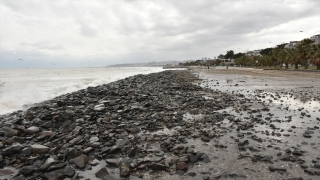 Karadeniz’de 2 metreyi aşan dalgalar Samsun sahilinde tahribata yol açtı