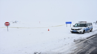 Kar ve tipinin etkili olduğu Kars - Göle kara yolu ulaşıma kapatıldı