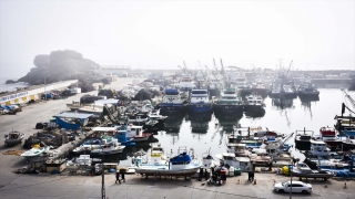 Yoğun sisin görüldüğü İstanbul Boğazı’nda balıkçılar denize açılamadı