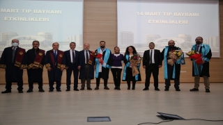 Erzurum Şehir Hastanesinde doçentliğe yükselen 4 doktor cübbelerini giydi