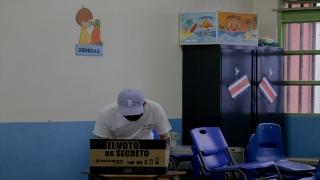 Kosta Rika halkı devlet başkanlığı 2. tur seçimi için sandık başında