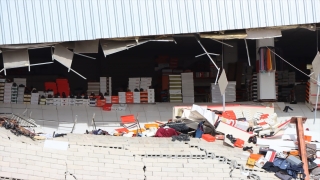 Van’da temel kazısı sırasında bir iş yerinin duvarı çöktü