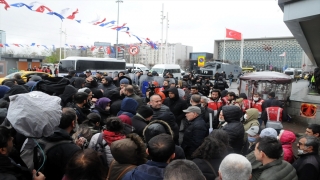 Taksim’de izinsiz basın açıklaması yapmak isteyen gruba polis müdahalesi