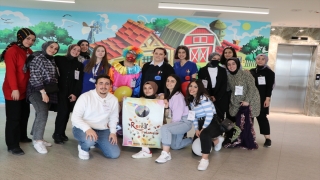 Erzurum’da üniversite öğrencilerinden hasta çocuklara 23 Nisan sürprizi