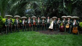 Meksikalı grup ”Akdeniz Akşamları” şarkısını Türkçe seslendirdi