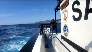 İzmir açıklarında Türk kara sularına itilen 56 düzensiz göçmen kurtarıldı