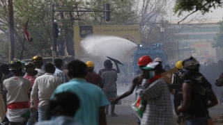 Sudan’da protestoculara karşı Cumhurbaşkanlığına giden yollar dikenli tellerle kapatıldı