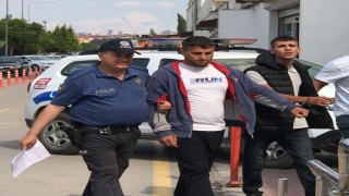 Adana’da kalaşnikofla yakalanan 2 zanlıdan 1’i tutuklandı