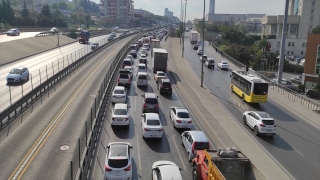 İstanbul’da haftanın ilk gününde trafik yoğunluğu yaşanıyor