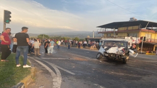 Manisa’da minibüsle kamyonetin çarpışması sonucu 4 kişi yaralandı